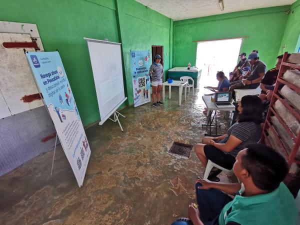 Fishers learning about the PescaData mobile app