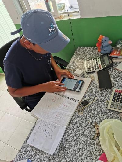 Fisher using the PescaData mobile app