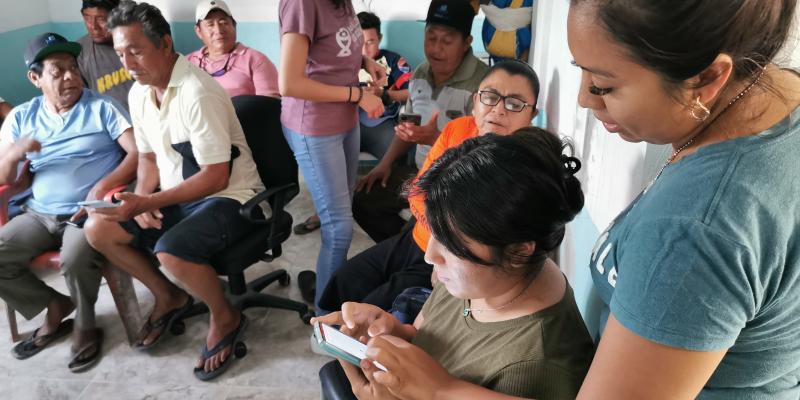 Fishers using the PescaData mobile app